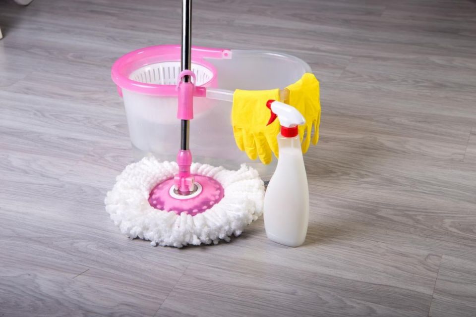 Как сделать уборку более приятной: 7 ароматных добавок для воды при мытье пола