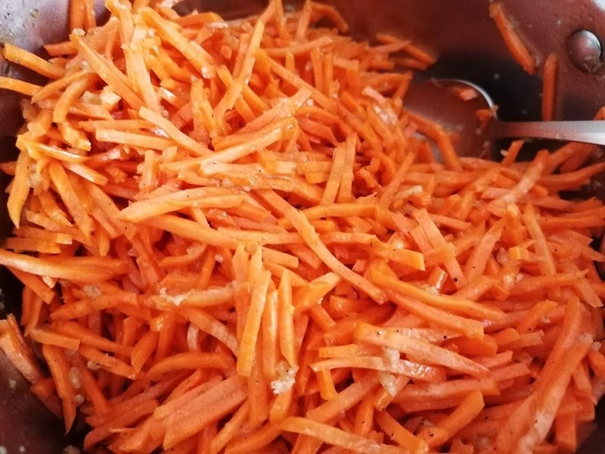 Корейская морковка: от советского стола к сердцу каждого застолья