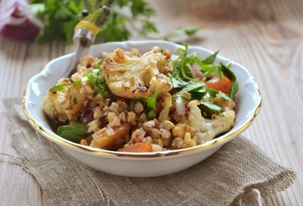 Насыщенный гречневый салат с запечёнными овощами для яркого ужина