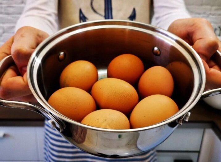 Секреты варки яиц: как легко очистить свежие яйца