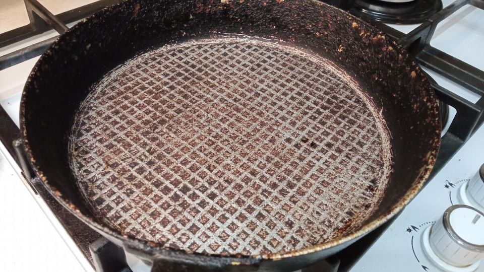 Как старый метод вернул жизнь любимой сковороде и спас обед